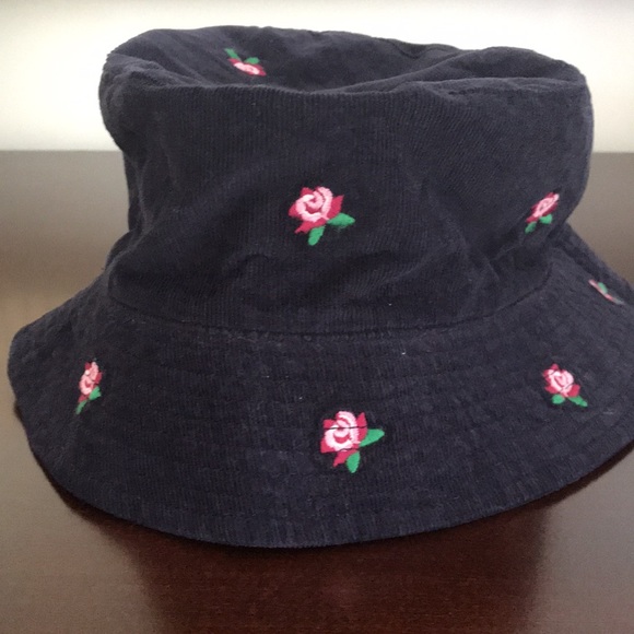 Lands’ End navy floral bucket hat & scarf set - Picture 8 of 14